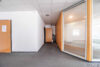 TOP LAGE - Büro oder Praxisfläche mit großer Fensterfront, Nebenräumen und geräumigem Teilkeller - hintere Ladenfläche mit Kellerabgang