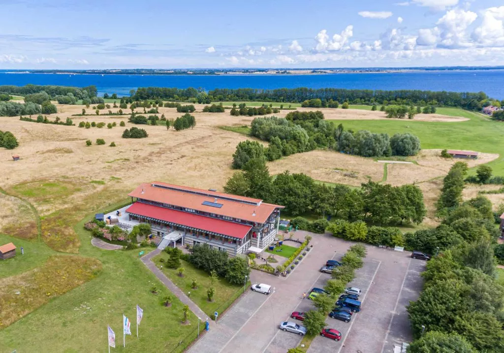 Immobilienangebot - Hohenkirchen / Hohen Wieschendorf - Alle - Hohen- Wieschendorf -Traumhaft gelegenes Apartment mit Terrasse & Garten am Ostsee-Golfplatz -